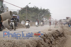 Thi công 10 năm không xong 570m đường, người dân sống khổ với "bão bụi"