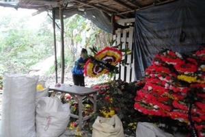 Xâm nhập xưởng 'tái chế' vòng hoa đám tang sau nghĩa trang Văn Điển