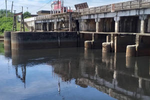 Dân bất an vì nước sông Vinh bỗng đổi màu, bốc mùi hôi nồng nặc