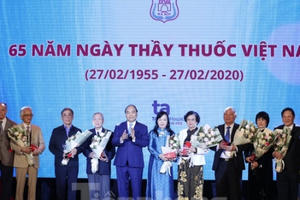 Mỗi giảng viên trường y đều mang trái tim 2 người thầy Mỗi giảng viên trường y đều mang trái tim 2 người thầy