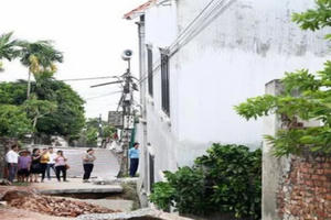 Hiện trường sụt lún làm nghiêng ngôi nhà 2 tầng tại Hà Nội