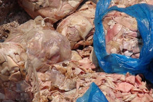 Hà Nội: Bắt xe tải chở 4,5 tấn mỡ bốc mùi đang trên đường đi tiêu thụ Hà Nội: Bắt xe tải chở 4,5 tấn mỡ bốc mùi đang trên đường đi tiêu thụ