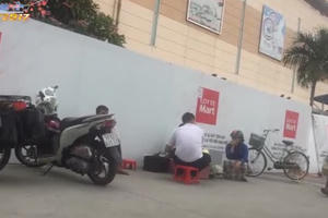 TP HCM: Thản nhiên lấn chiếm lòng đường, vỉa hè bán hàng rong