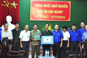 Đại diện Tân Hiệp Phát cùng Bí thư Trung ương Đoàn thăm hỏi người có công