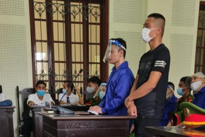 Nhận tiền ném “bom xăng” vào cửa hàng của người phụ nữ đơn thân