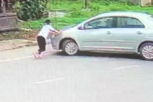 Video thót tim cảnh bé gái chặn trước đầu xe ô tô của kẻ mua 2 két bia không trả tiền rồi bỏ chạy