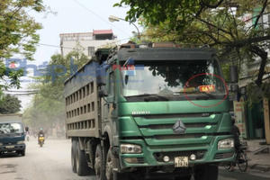 Xe tải hoành hành tại TX Sơn Tây: Đội CSGT số 9 "đổ vấy" trách nhiệm
