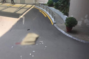 Bàng hoàng phát hiện người đàn ông tử vong tại tòa nhà Parkson, bên cạnh có mảnh giấy lạ Bàng hoàng phát hiện người đàn ông tử vong tại tòa nhà Parkson, bên cạnh có mảnh giấy lạ