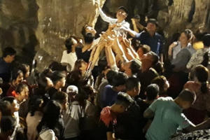 Chùa Hương nêm chật dòng người trong ngày khai hội Chùa Hương nêm chật dòng người trong ngày khai hội