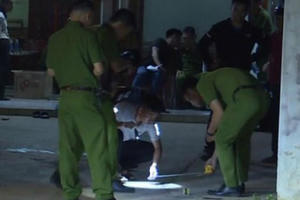 Chồng bị bắn, vợ chở nghi phạm rời khỏi hiện trường