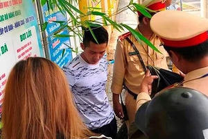 Đôi nam nữ vi phạm giao thông còn tông một thượng uý cảnh sát rồi bỏ chạy