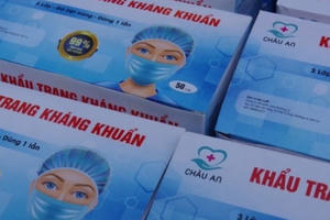 Phát hiện hàng chục nghìn chiếc khẩu trang y tế đang chuẩn bị “tuồn” qua biên giới Phát hiện hàng chục nghìn chiếc khẩu trang y tế đang chuẩn bị “tuồn” qua biên giới