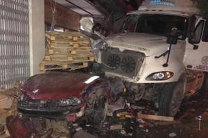 Tai nạn giao thông Plus: Xe container leo vỉa hè, cán nát xế hộp