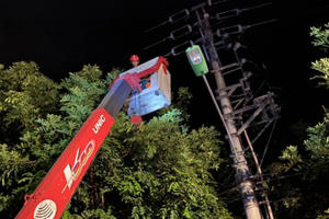 Lào Cai: Bệnh nhân tâm thần bất ngờ trốn khỏi bệnh viện rồi trèo cột điện