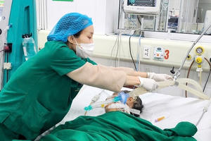 Người đàn ông nguy kịch vì uống rượu không rõ nguồn gốc