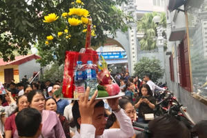 Hà Nội: Hàng nghìn người chen chân du xuân Phủ Tây Hồ ngày đầu năm mới Hà Nội: Hàng nghìn người chen chân du xuân Phủ Tây Hồ ngày đầu năm mới