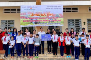 Dalat Hasfarm tặng học bổng cho học sinh, sinh viên vượt khó trên địa bàn thành phố Cần Thơ