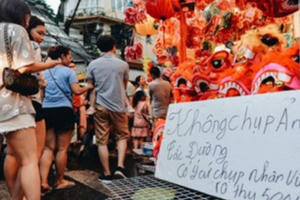 Thực hư chuyện trả tiền mới được chụp ảnh trên phố Hàng Mã