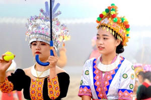 Lên biên giới xem thiếu nữ Mông xinh đẹp ném pao ngày Xuân