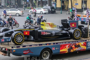 Bắt gặp xe đua F1 diễu hành trên đường phố Thủ đô