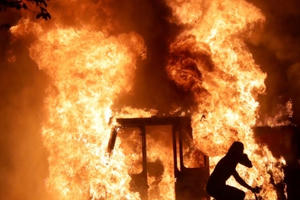 Mỹ rúng động vụ người da màu bị cảnh sát bắn trước mặt 3 con