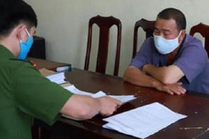 Truy tố 2 người đàn ông đánh công an làm nhiệm vụ chống dịch Covid-19