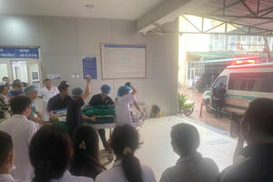 Khống chế thành công người đàn ông dùng dao đâm loạn xạ trong Bệnh viện Sản Nhi Nghệ An