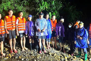 Giải cứu thành công 6 người dân mắc kẹt nhiều ngày trong mưa lũ tại Quảng Trị