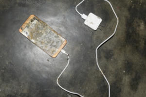 Nam thanh niên thiệt mạng vì sạc điện thoại trên giường ngủ