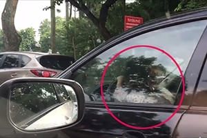 Hà Nội: Xôn xao với bé gái lái ô tô biển xanh trên phố