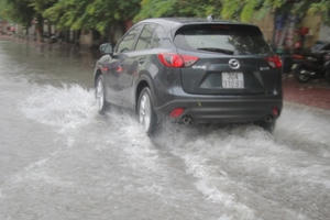 Ảnh hưởng bão số 3, đường phố Thủ đô biến thành sông