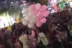 [Clip]: Cầu thủ Duy Mạnh cầu hôn bạn gái giữa biển người