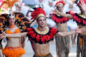 Carnival đường phố khuấy động phố đi bộ Hồ Gươm nhân kỷ niệm “20 năm Thành phố Vì hòa bình”