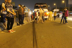 Tài xế cố tình gây tai nạn rồi bỏ vô quán ngồi nhậu để tránh đo nồng độ cồn