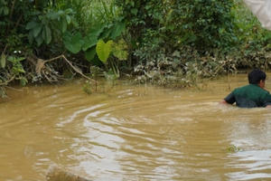 Ngã xuống suối, 3 học sinh đuối nước thương tâm