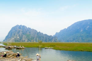 Du ngoạn "vịnh không sóng" Vân Long