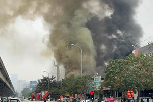 Hà Nội: Cháy lớn tại nhiều cửa hàng trên phố Nguyễn Xiển, nhiều người phát hoảng