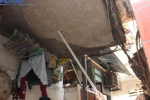 Chỉ có ở Hà Nội:Ở biệt thự, 7 người sống trong căn gác 5m2