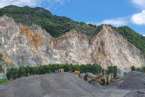 Rơi từ vách núi khi đang khoan đá khiến một công nhân tử vong