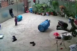 Video: Thót tim cảnh bé trai thoát chết trong tư thế treo cổ