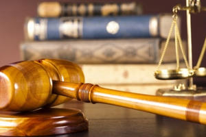 Thành viên kiện giám đốc công ty, tòa giải quyết thế nào?