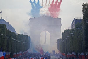 "Biển người" chào đón nhà vô địch Pháp rinh cúp về nước "Biển người" chào đón nhà vô địch Pháp rinh cúp về nước