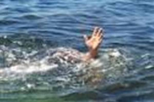 Đi tìm con, bố mẹ chết lặng khi thấy thi thể con ngay dưới ao nhà mình