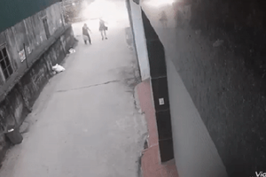 [Clip]: Taxi gây tai nạn, kéo lê người phụ nữ rồi bỏ chạy