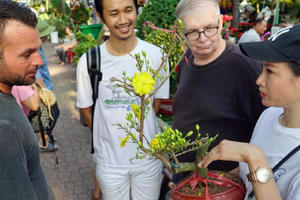 Tây nô nức đi chợ hoa Tết Việt