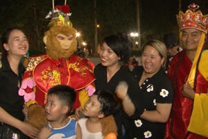 Xuất hiện "thầy trò Đường Tăng" tặng quà Trung Thu trên đường phố Hà Nội