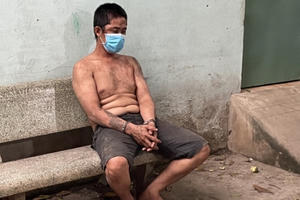 Bắt giữ người đàn ông say rượu đuổi đánh hàng xóm, tấn công công an