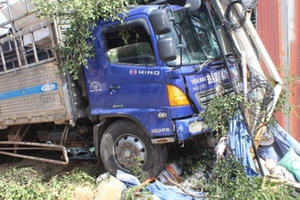 Lâm Đồng: Xe tải mất lái, húc thẳng vào nhà dân