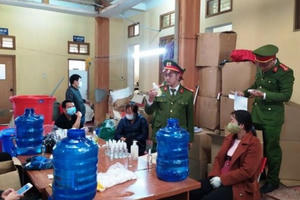 Triệt phá cơ sở sản xuất "chui" hàng nghìn chai nước rửa tay Triệt phá cơ sở sản xuất "chui" hàng nghìn chai nước rửa tay