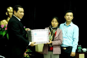 Đà Nẵng trao căn hộ chung cư cho vợ và con liệt sĩ Gạc Ma